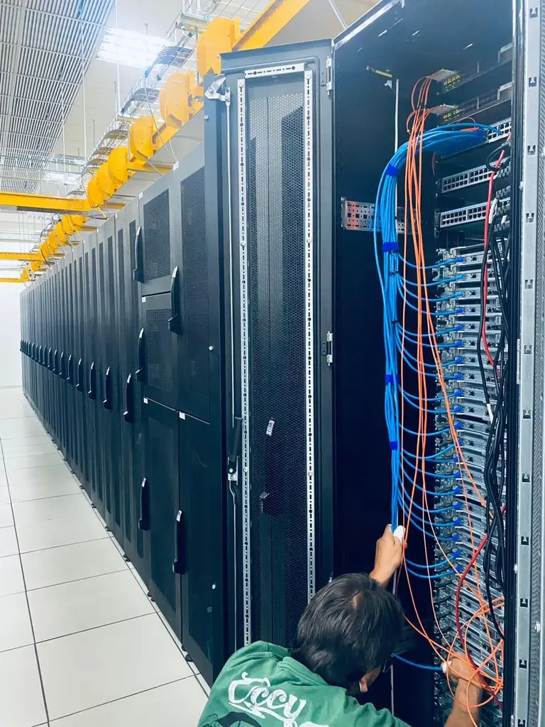 Corredor do datacenter da OPEN em São Paulo
